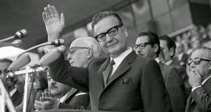 L' 11 settembre del 1973 il Presidente del Cile Salvador Allende moriva durante l'assalto ed il bombardamento da parte di militari golpisti. Si concludeva, nel più tragico dei modi, il governo di Unidad Popular nato dalle democratiche elezioni del 1970 ed iniziava una delle più efferate dittature del XX secolo, con a capo il generale Pinochet, che con metodi brutali, torture, esecuzioni sommarie, detenzioni, restò al potere fino fino al 1990. Il golpe fu orchestrato dal governo USA, in particolare dal Segretario di stato Henry Kissinger e dal Presidente Richard Nixon che ritenevano contro gli interessi americani un governo a prevalenza socialista, un Presidente che si definiva marxista, amico di Fidel Castro e, soprattutto, per evitare che governi simili potessero nascere in altri paesi dell'America latina. Da non dimenticare l'influenza delle teorie neoliberiste dei Chicago Boys che furono da Pinochet assoldati per annullare le nazionalizzazioni volute da Allende, a partire da quella più importante delle miniere di rame (Nacionalización de la Gran Minería del Cobre del 1971). L'11 settembre 1973 l'epilogo con l'assalto al palazzo presidenziale della Moneda, il suo bombardamento aereo, Salvador Allende ed i suoi collaboratori a difendere il palazzo eretto a simbolo della democrazia con fucili e mitra, cadendo sotto i colpi dei militari. Salvador Allende morì ucciso nell'attacco, secondo altre ipotesi suicidandosi per non farsi prendere vivo. L'una e l'altra versione simboleggiano la grandezza dell'Uomo, il suo non volersi arrendere di fronte a militari che avevano tradito il loro giuramento. Allende entra di diritto nel novero dei grandi del XX secolo come esempio di rivoluzionario per via democratica. Personalmente ricordo di quei giorni una manifestazione autoconvocata di studenti e lavoratori davanti al consolato cileno a Genova, in Via D'Annunzio e le successive assemblee universitarie. Ricordo anche il più famoso gruppo musicale cileno, gli Inti Illimani, che si trovavano in tournee in Italia dove trovarono asilo politico. Ben diverso il destino di un altro grande esponente della musica andina, Victor Jara, sostenitore di ALlende, che fu catturato dai militari golpisti, torturato brutalmente ed, infine, ucciso il 16 settembre.